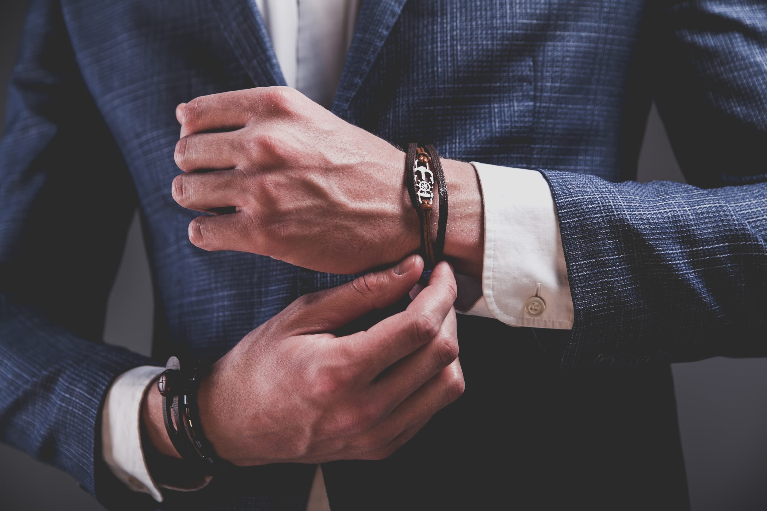 Lee más sobre el artículo Las pulseras para hombres: cómo agregar un toque de estilo y personalidad a cualquier look.